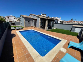 Casa en L Escala con piscina y WIFI free